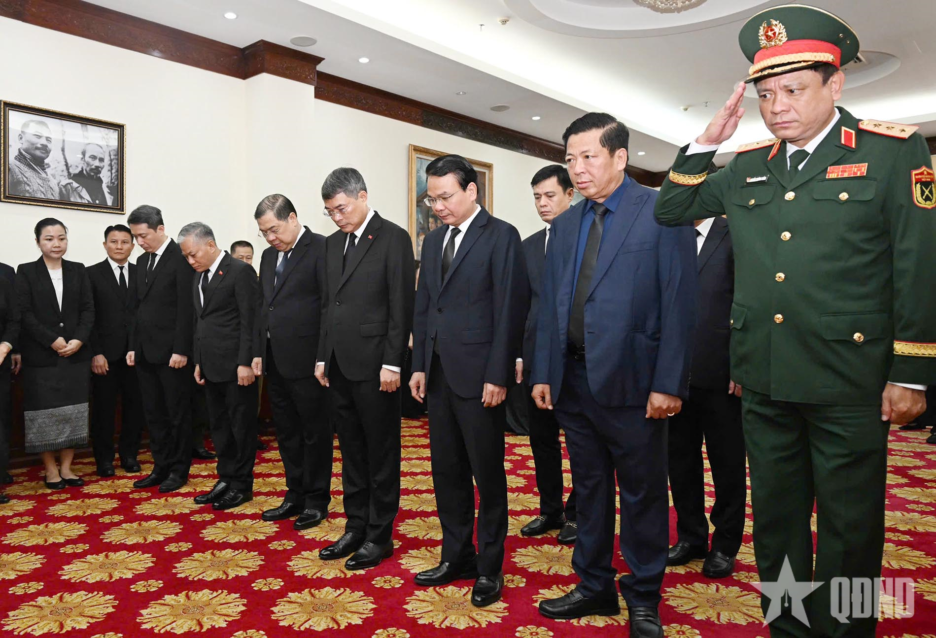 Thủ tướng Lê Minh Hưng viếng Chủ tịch Quốc hội Lào Xaysomphone Phomvihane